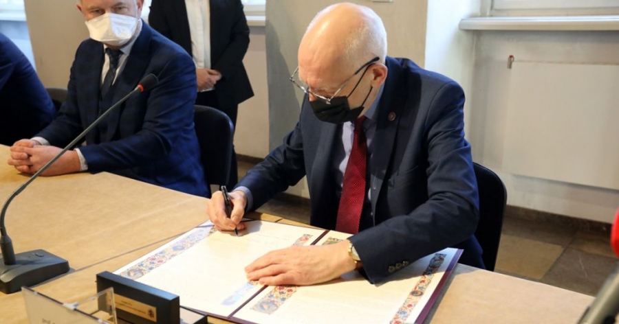 Rektor UMK podpisuje deklarację poparcia podczas konferencji w Urzędzie Miasta Torunia