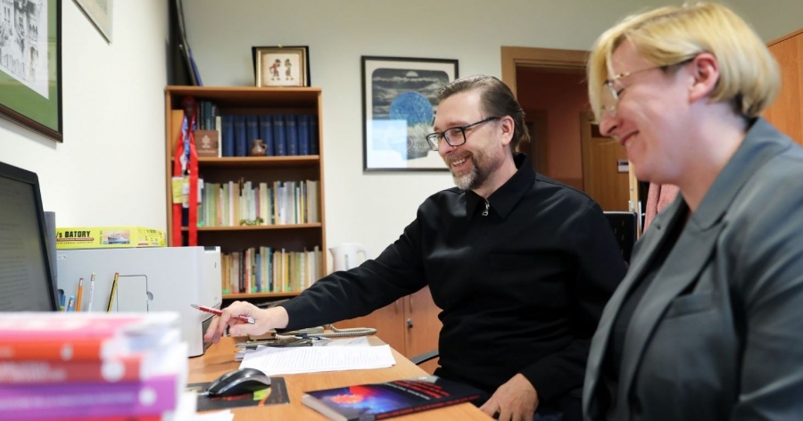 Dr hab. Tomasz Kruszewski, prof. UMK z Katedry Kognitywistyki i mgr Joanna Michalak z Katedry Ekonomii siedzą przy biurku