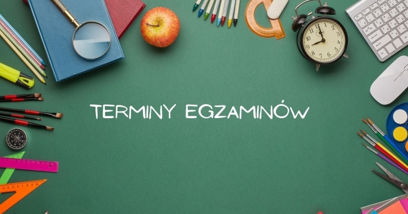 Napis ?Terminy egzaminów? na zielonym tle, otoczony przyborami szkolnymi, zegarem i jabłkiem.