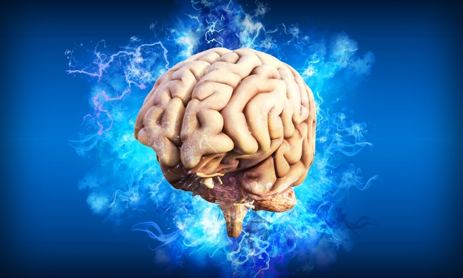 Obrazek przedstawiający ludzki mózg na niebieskim tle. Wokół mózgu jest blask wymieszany z dymem lub chmurami oraz kreskami pokazującymi wyładowania elektryczne.