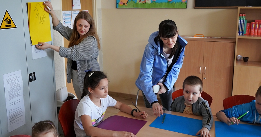 Studentki z Wydziału Filozofii i Nauk Społecznych UMK od kwietnia 2022 r. pomagają dzieciom z Ukrainy w Ostrowąsie.