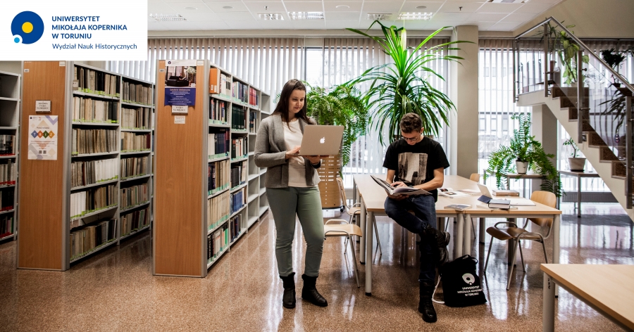 Studenci w bibliotece