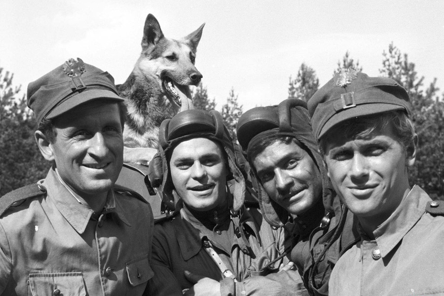Na zdjęciu kadr z serialu Czterej pancerni i pies. Znajdują się na nim cztery osoby w mundurach i owczarek.