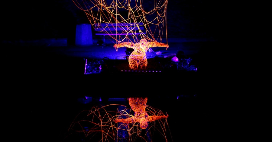 Jedna z instalacji na tegorocznym festiwalu Bella Skyway, przedstawia świetlną iluminację człowieka spętanego sznurami