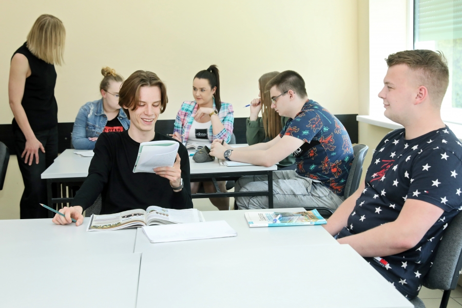 Studenci oraz prowadząca podczas zajęć językowych w Studium Praktycznej Nauki Jezyków Obcych 