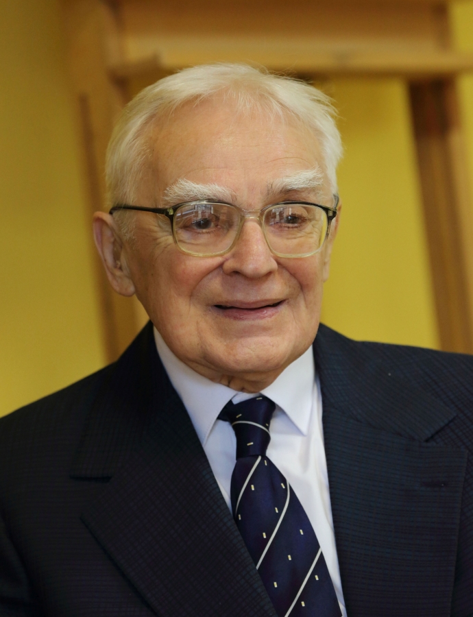Zdjęcie portretowe starszego mężczyzny w okularach