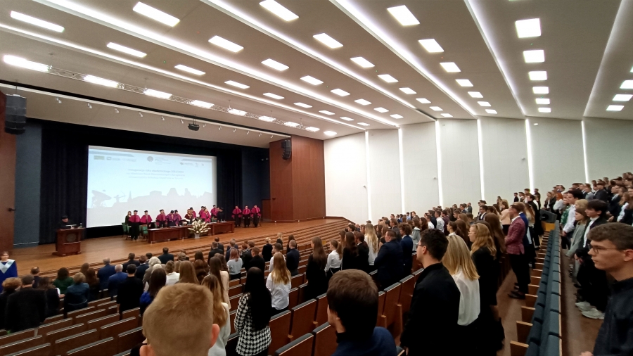 Inauguracja roku akademickiego 2022/2023 - studenci stojący w Auli i składający ślubowanie