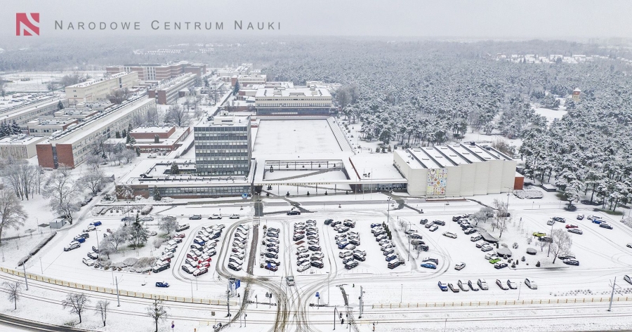 Widok kampusu uniwersyteckiego pokrytego śniegiem z lotu ptaka