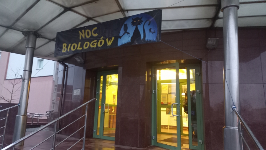 Baner Nocy Biologów wiszący przy wejściu do wydziału
