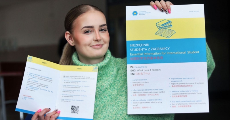 Oliwia Kowalczyk with her brochure