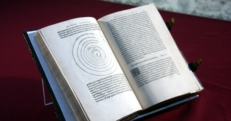 The book "De Revolutionibus"