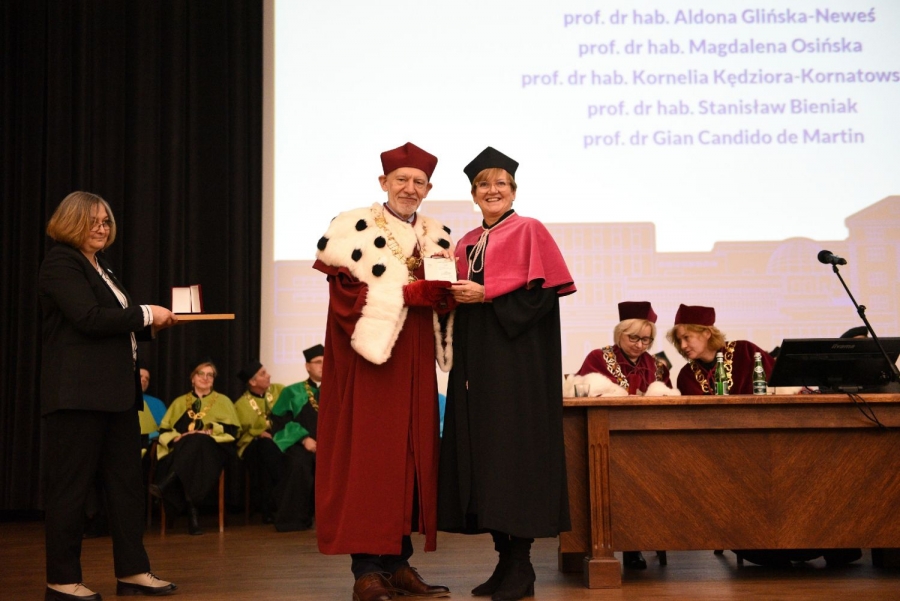 Prof. dr hab. Magdalena Osińska odbierająca Medal za Zasługi Położone dla Rozwoju Uczelni: