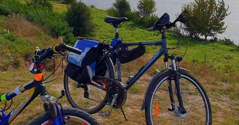 na zdjęciu rower na polnej ścieżce