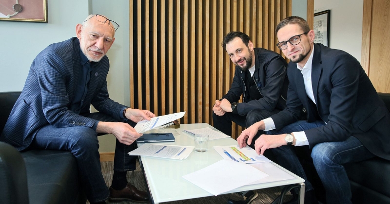 Prof. Andrzej Sokala, prof. Arkadiusz Karwacki i prof. Rafał Haffer podczas spotkania, które odbyło się w gabinecie rektora. Na ławie, przy której siedzą, leżą wydruki z przeprowadzonej analizy wyników badań