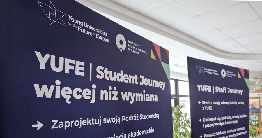 Zdjęcie roll-upów zachęcających do udziału w programie
