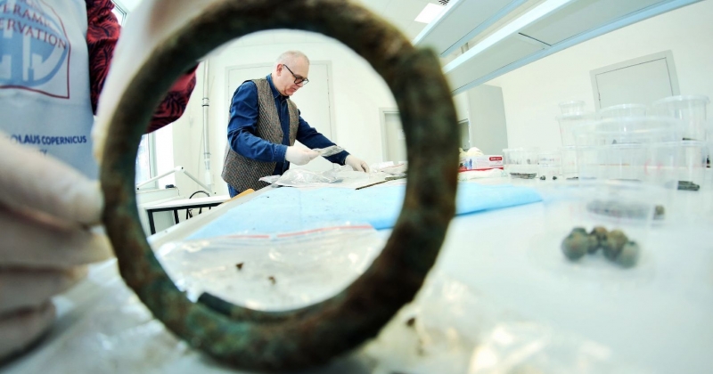 Zdjęcie dr hab. Jacka Gackowskiego, prof. UMK z Centrum Archeologii Stosowanej zrobione przez prehistoryczną obręcz