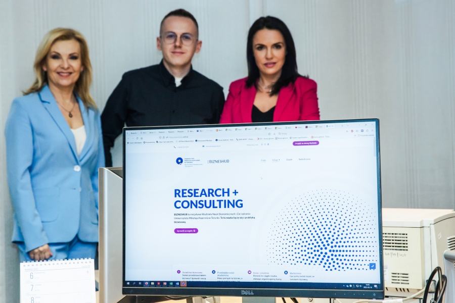 Ekran monitora z włączoną stroną internetową wydziałowego centrum współpracy z biznesem: bizneshub.umk.pl