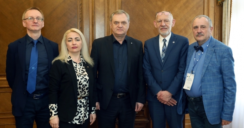 Rektor UMK prof. dr hab. Andrzej Sokala, dziekan Wydziału Nauk Historycznych UMK prof. dr hab. Stanisław Roszak, rektor prof. Oleksandr Cherevko, prof. Yevhen Sinkevych oraz prof. Olga Morozovą