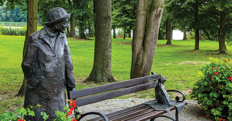 na zdjęciu pomnik Wisławy Szymborskiej przy ławeczce w parku