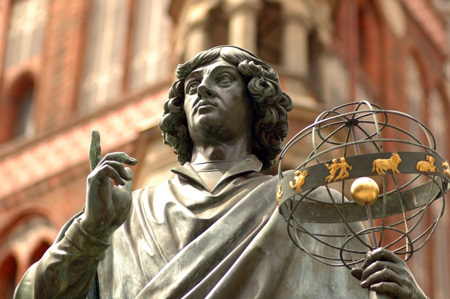 Pomnik Mikołaja Kopernika na toruńskiej starówce