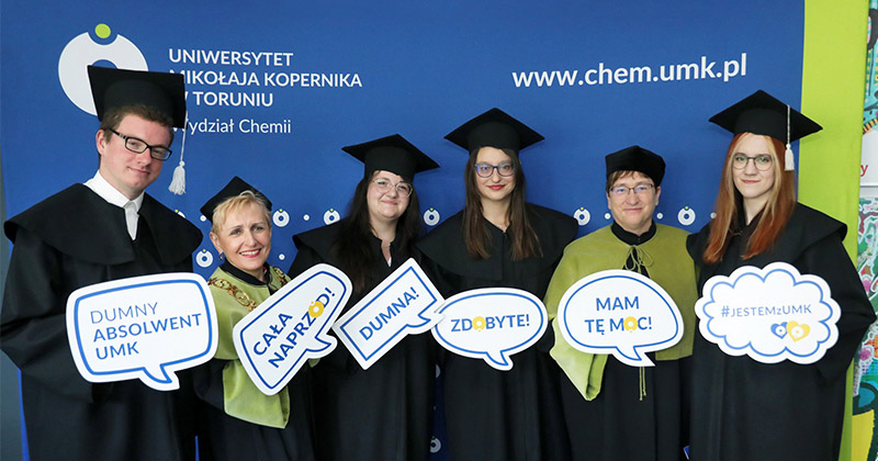 na zdjęciu dziekan Wydziału Chemii podczas przemówienia, w tle baner wydziału