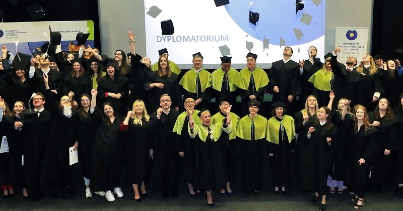 Grupowe zdjęcie absolwentów i pracowników Wydziału Chemii UMK w Toruniu