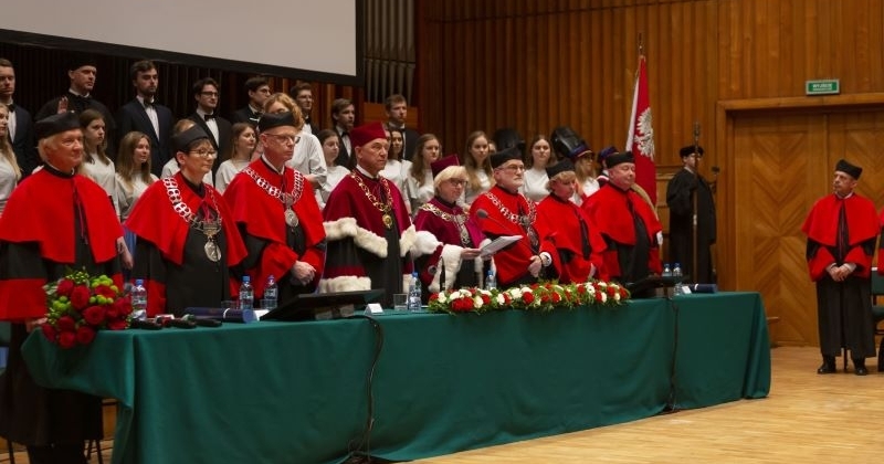 władze Uczelni w uroczystych strojach podczas uroczystości promocji doktorskiej 