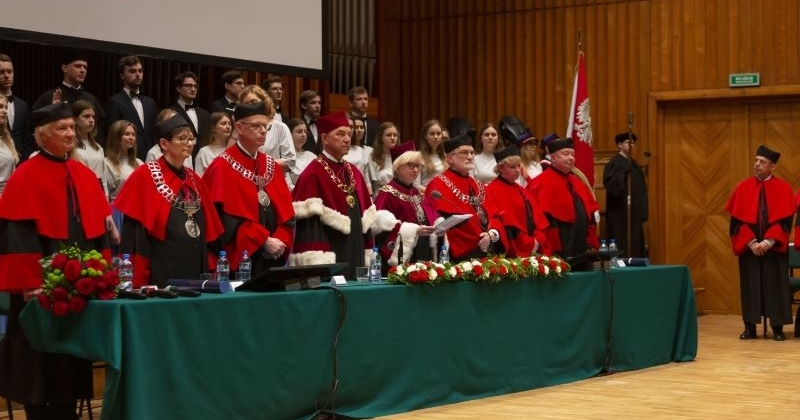 władze Uczelni w uroczystych strojach podczas uroczystości promocji doktorskiej 