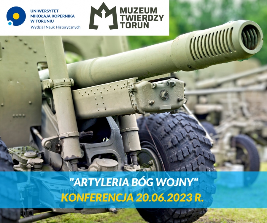 Zbliżenie na lufę, łożę, osłonę i jedno z kół haubicoarmaty 152 mm wzór 1937; w tle rozmyte inne eksponaty z wystawy plenerowej.