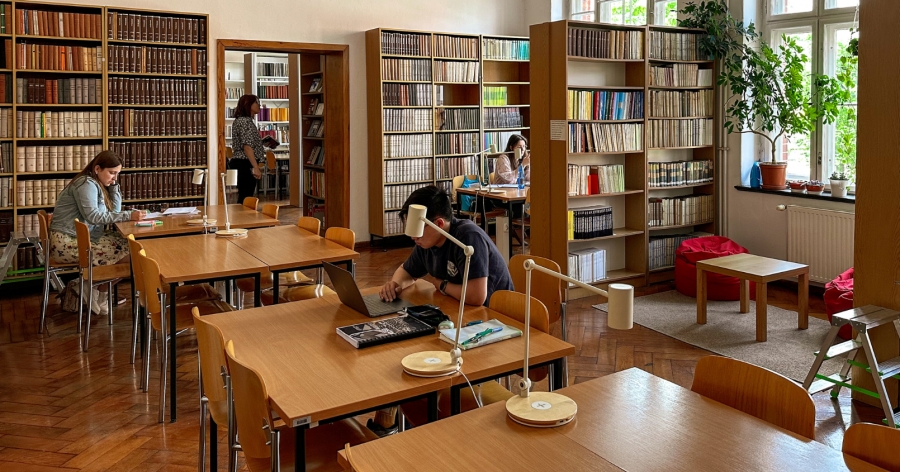 Ujęcie na studentów uczących się w Bibliotece Collegium Maius. 