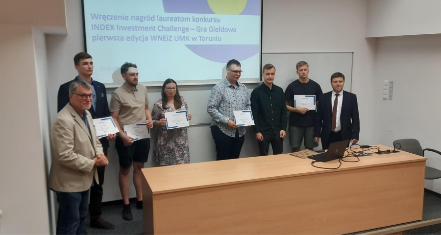 Na zdjęciu laureaci konkursu Gra Giełdowa, Prodziekan ds. Studenckich WNEiZ dr Ryszard Lorenczewski oraz dr Dariusz Piotrowski z Katedry Zarządzania Finansami WNEiZ.