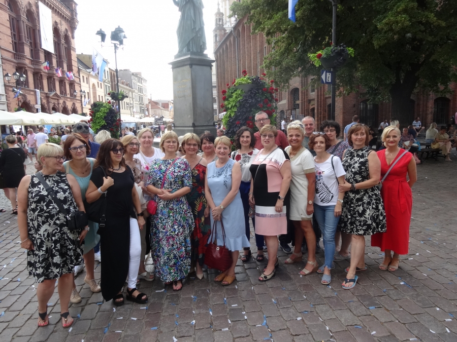 na zdjęciu grupa kilkudziesięciu osób pod pomnikiem Mikołaja Kopernika w Toruniu