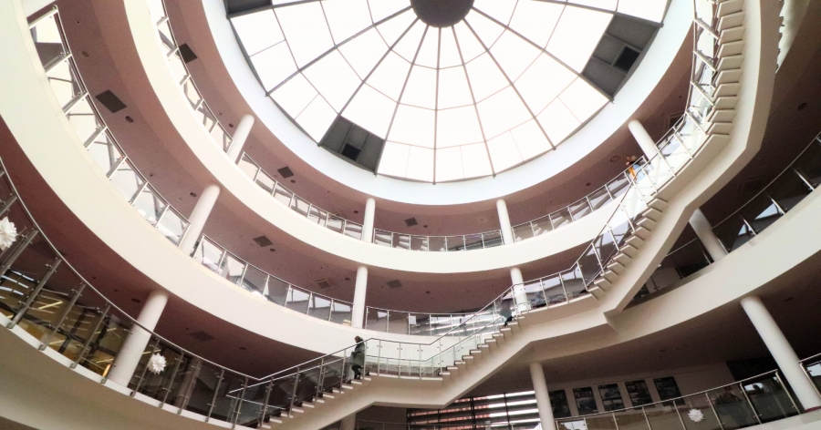 Widok z parteru na spiralne schody pod kopułą w holu Collegium Humanisticum UMK