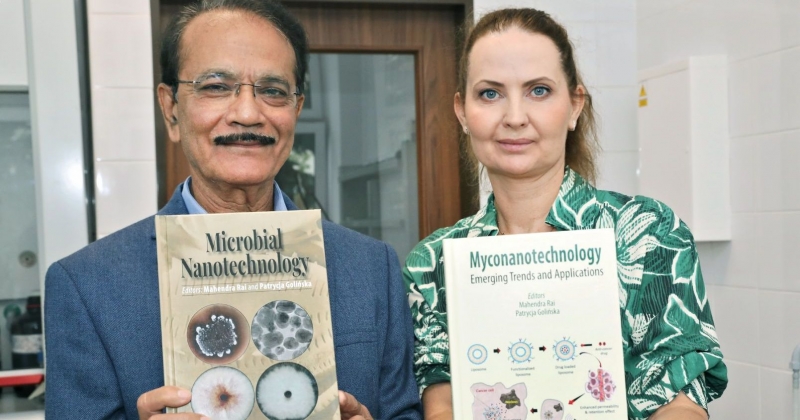 Prof. Mahendra Rai from Sant Gadge Baba Amravati University in India and dr hab. Patrycja Golińska, prof. NCU from Department of Microbiology, Faculty of Biological and Veterinary Sciences of NCU