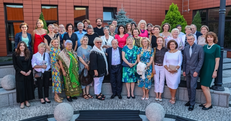 zdjęcie zbiorowe obecnych i byłych pracowników UCJO na patio Wydziału Nauk Ekonomicznych i Zarządzania UMK