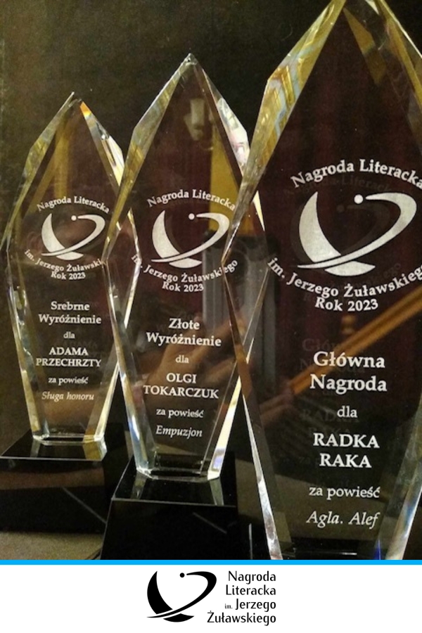 Statuetki Nagrody Literackiej im. Jerzego Żuławskiego AD 2023 z wygrawerowanymi imionami laureatów