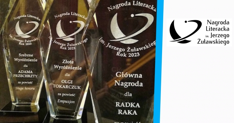 Statuetki Nagrody Literackiej im. Jerzego Żuławskiego AD 2023 z wygrawerowanymi imionami laureatów
