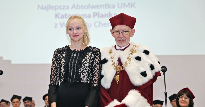 Od lewej: mgr inż. Katarzyna Pianka oraz JM Rektor UMK, prof. dr hab Andrzej Sokala