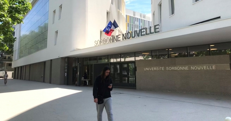 Front nowoczesnego budyneku Sorbonne-Nouvelle 