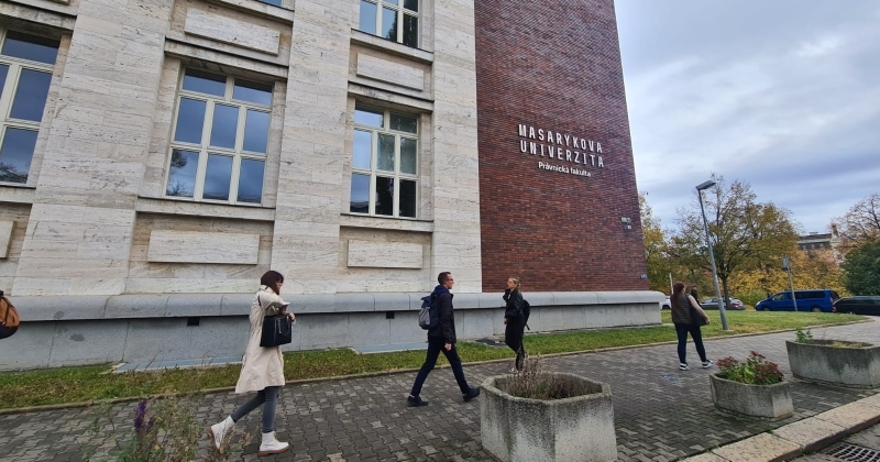 na zdjęciu budynek Wydziału Prawa Uniwersytetu Masaryka w Brnie
