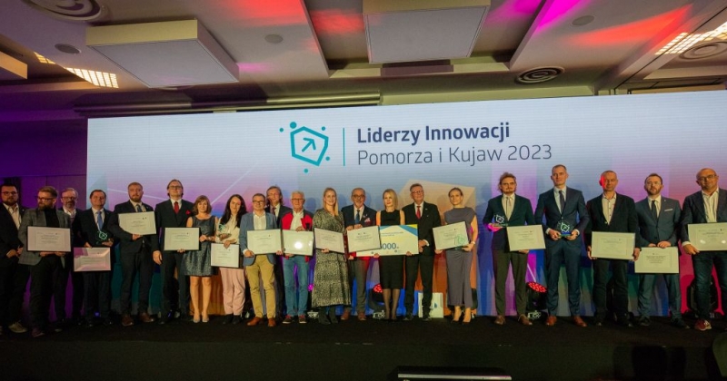 Zbiorowe zdjęcie z gali Liderów Innowacji Pomorza i Kujaw