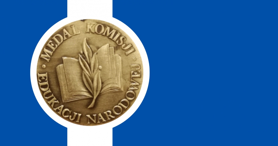 Medal Komisji Edukacji Narodowej na ciemnoniebieskim tle