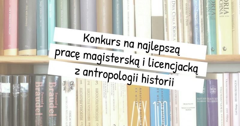 Dwa rzędy książek na półce oraz napisy "Konkurs na najlepsza? prace? magisterska? i licencjacką z antropologii historii" i "rozstrzygnięcie konkursu"
