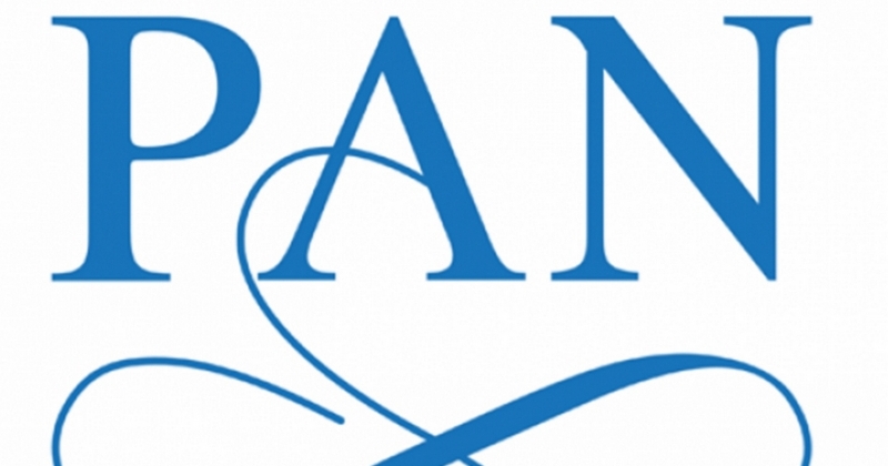 Logo PAN i dwóch naszych laureatów. Od lewej dr. hab Dariusz Smoliński, od prawej dr Tomasz Gulnicz 