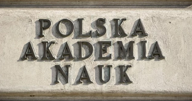 Napis na murze "Polska Akademia Nauk"