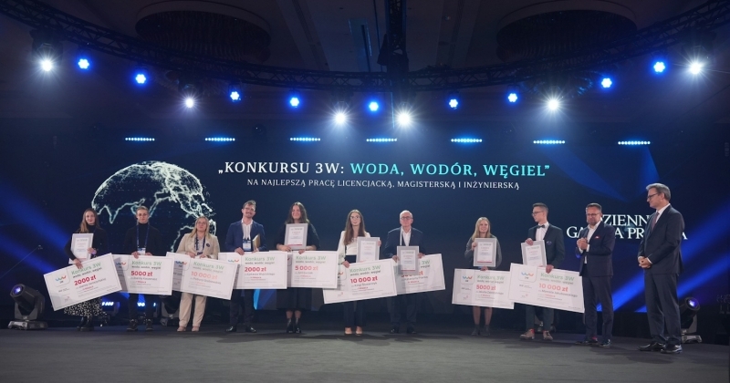 laureates of 3w competition awards during ceremony, standing with big cheques