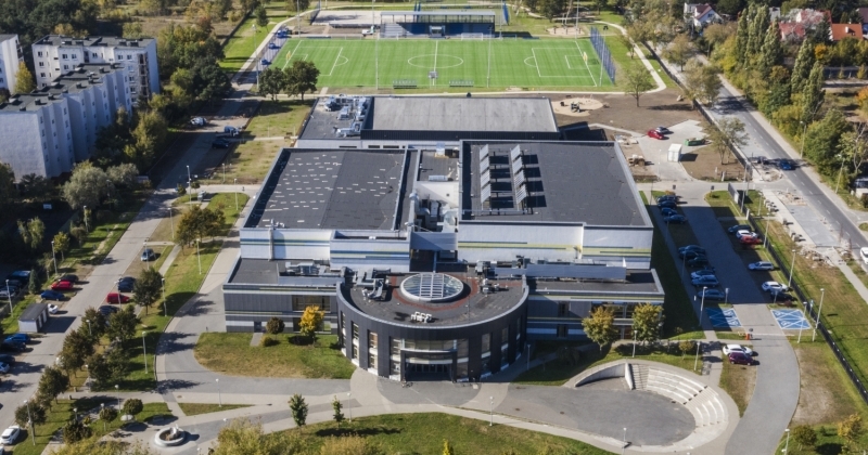 na zdjęciu budynek Uniwersyteckiego Centrum Sportowego UMK