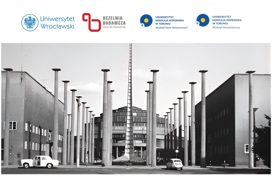Archiwalne, czarno-białe zdjęcie Hali Stulecia we Wrocławiu widocznej poprzez instalację architektoniczną stojącą przed nią.
