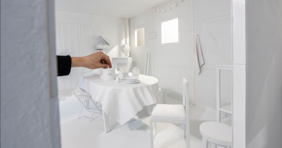 Makieta wnętrza domowej kuchni, skala pomniejszona, nakryty stół, na nim kuchenne sprzęty i naczynia, obok stoją krzesła