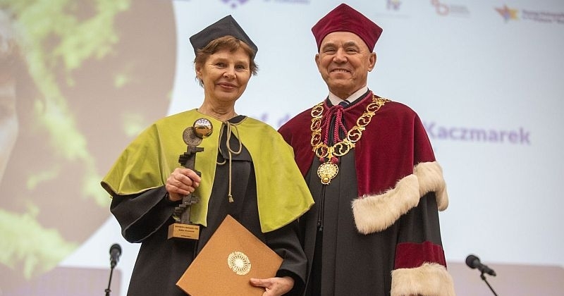 Od lewej: Profesor Halina Kaczmarek i pierwszy zastępca rektora prof. dr hab. Wojciech Wysota, prorektor ds. nauki